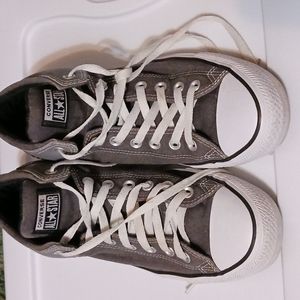 Men's size 10 converse chuck taylors.